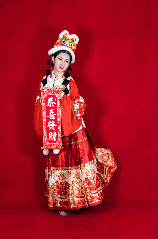 新年刺绣明制汉服拜年对联人物png摄影图