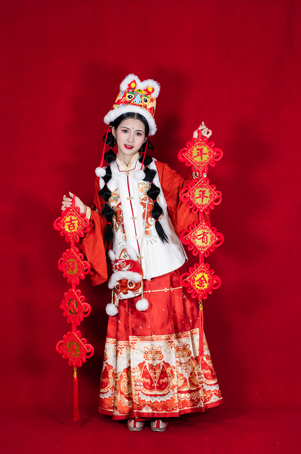 新年拜年汉服女生中国结人物PNG摄影图素材