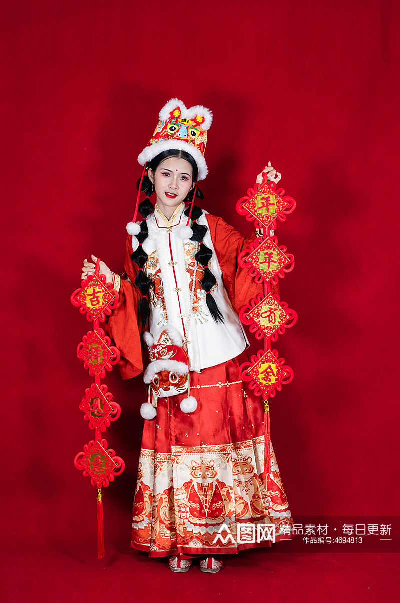 新年拜年汉服女生中国结人物PNG摄影图素材