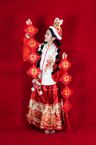 新年拜年汉服女生中国结人物PNG摄影图
