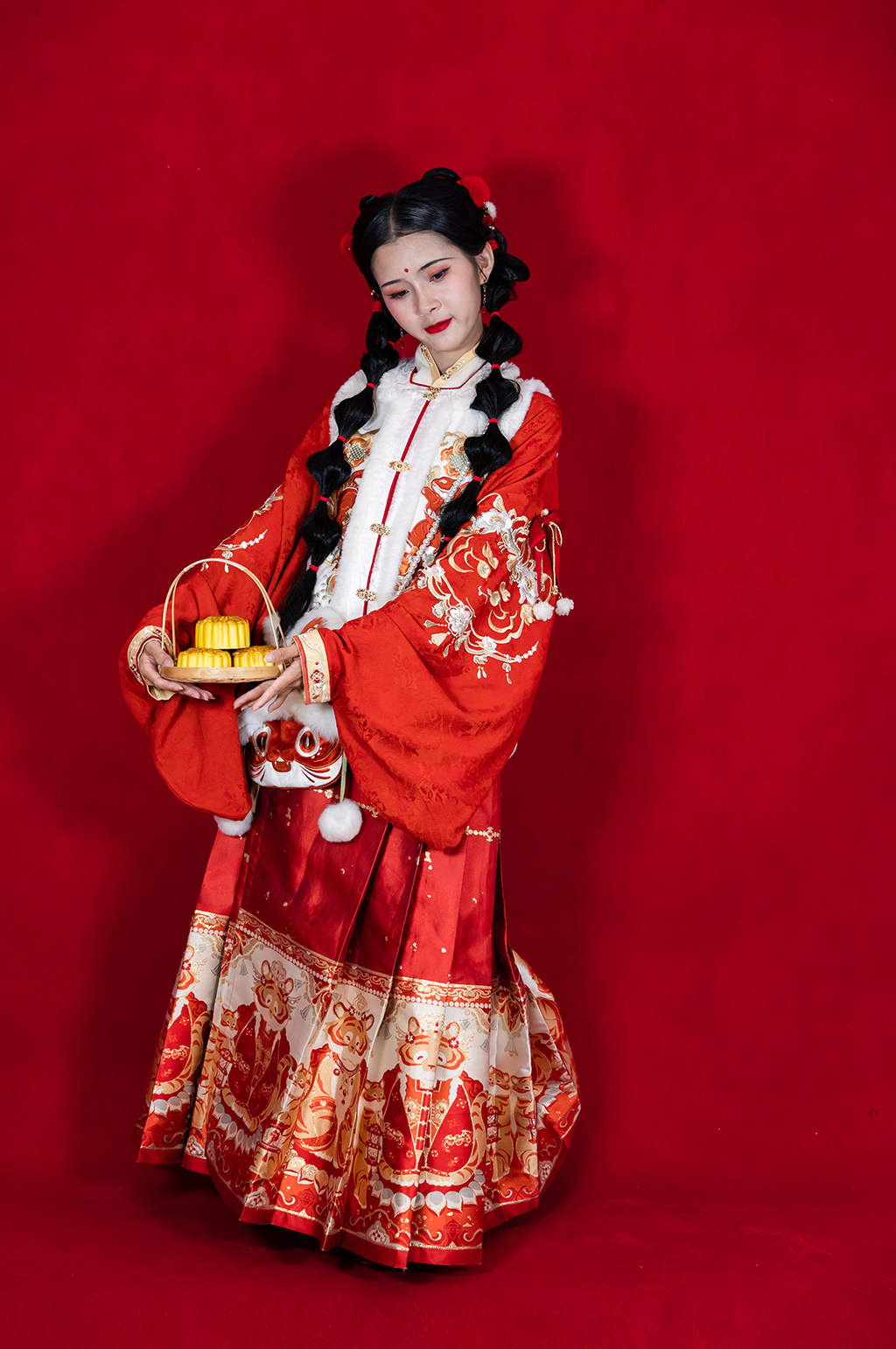 国潮中秋节月饼汉服女生人物PNG摄影图素材