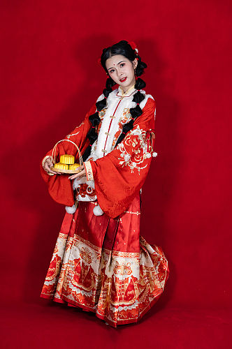 中式中秋节月饼汉服女生人物PNG摄影图