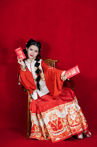 中式新年汉服女生红包坐姿人物PNG摄影图