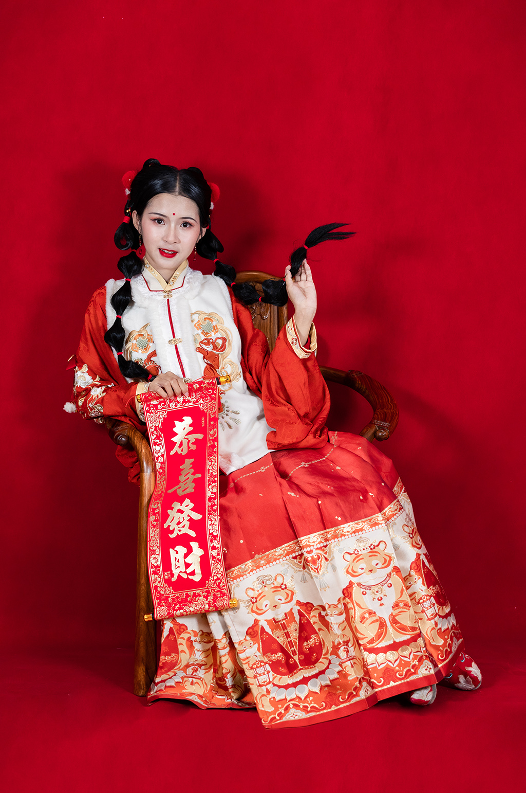 红色新年对联凳子汉服女生人物PNG摄影图素材