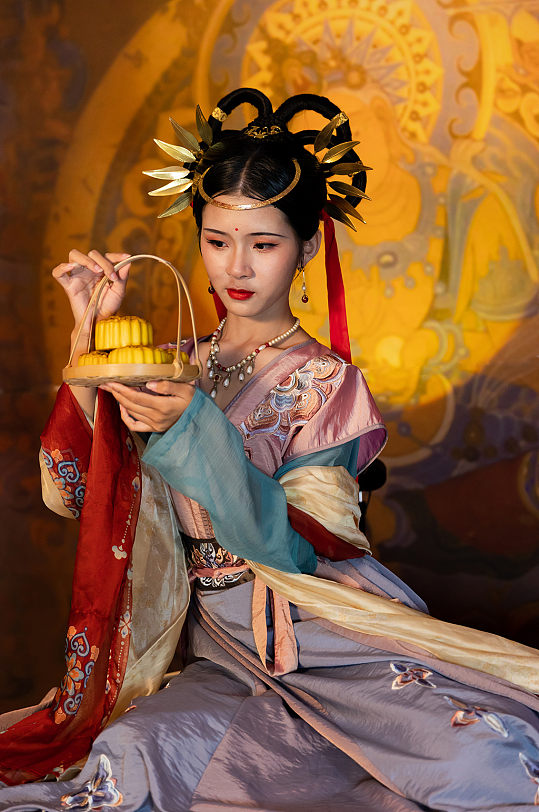 敦煌嫦娥月饼中秋佳节汉服女性人物摄影图片