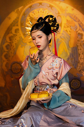敦煌嫦娥吃月饼中秋节汉服人物摄影图片