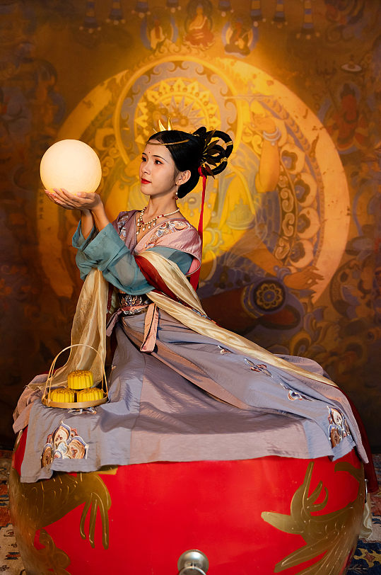 敦煌嫦娥赏月月饼中秋节汉服人物摄影图片