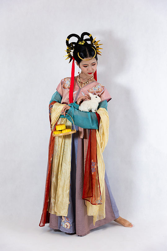 敦煌嫦娥月饼中秋节汉服人物摄影图片