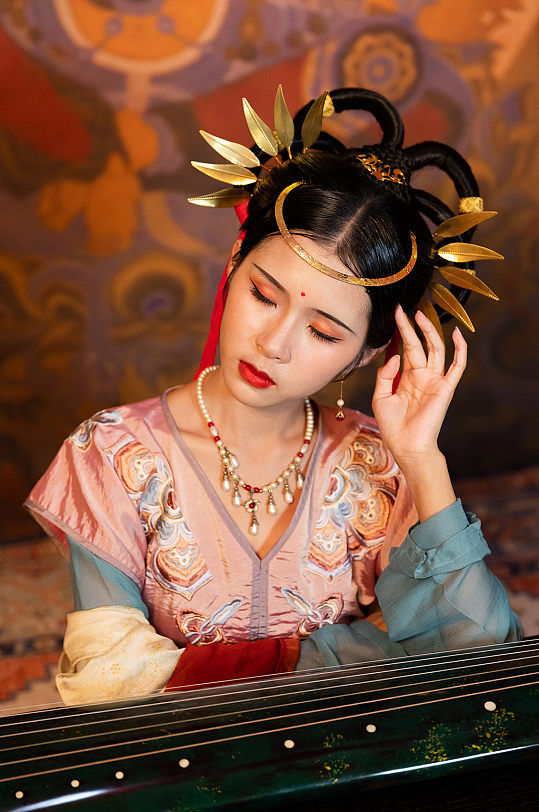 中国风敦煌飞天古琴汉服女生人物摄影图片