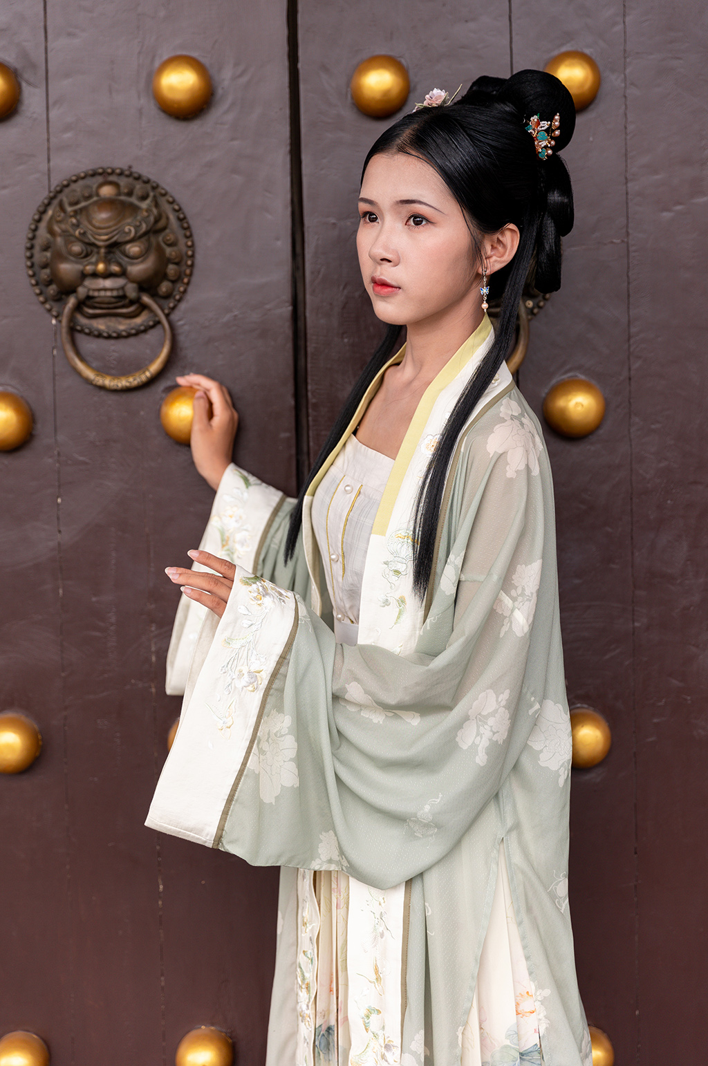 国风宋制古装汉服女性站姿人物摄影图素材