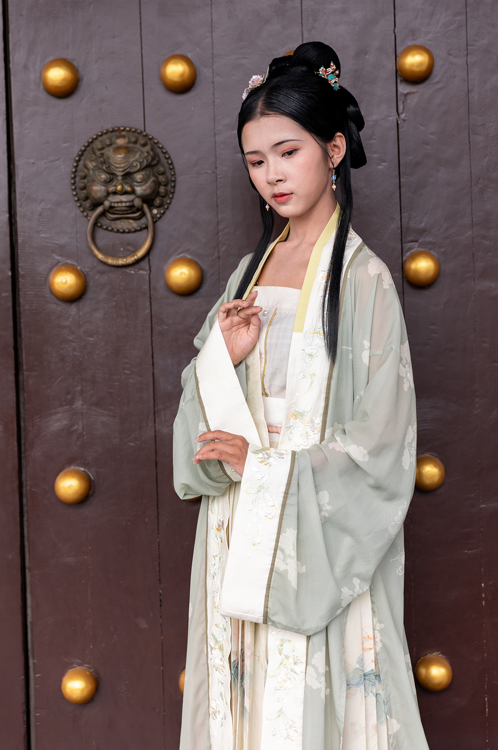 国风儒雅古装宋制汉服女性人物摄影图素材