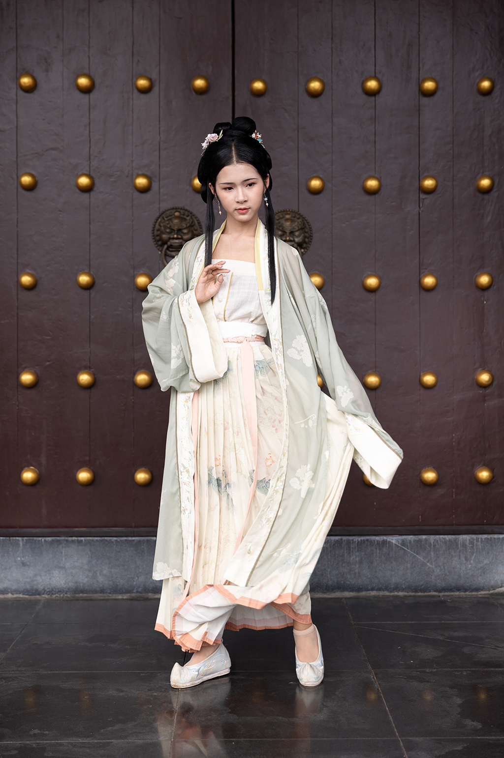 国风淡绿古装宋制汉服女性人物摄影图素材