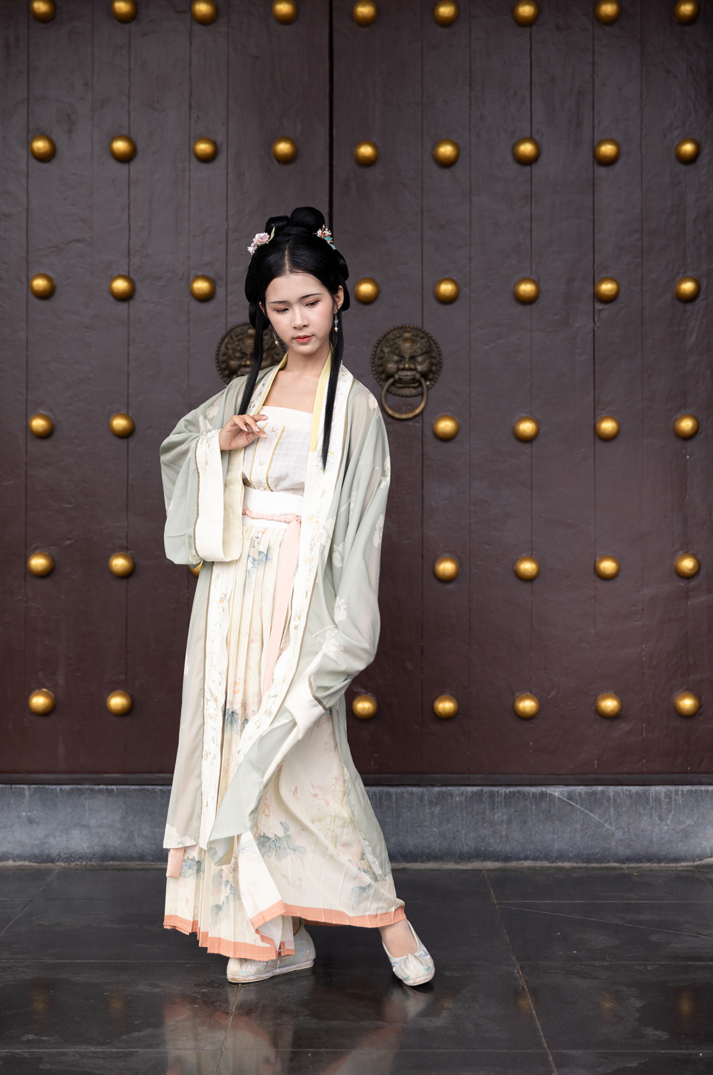 国风青绿古装宋制汉服女性人物摄影图素材