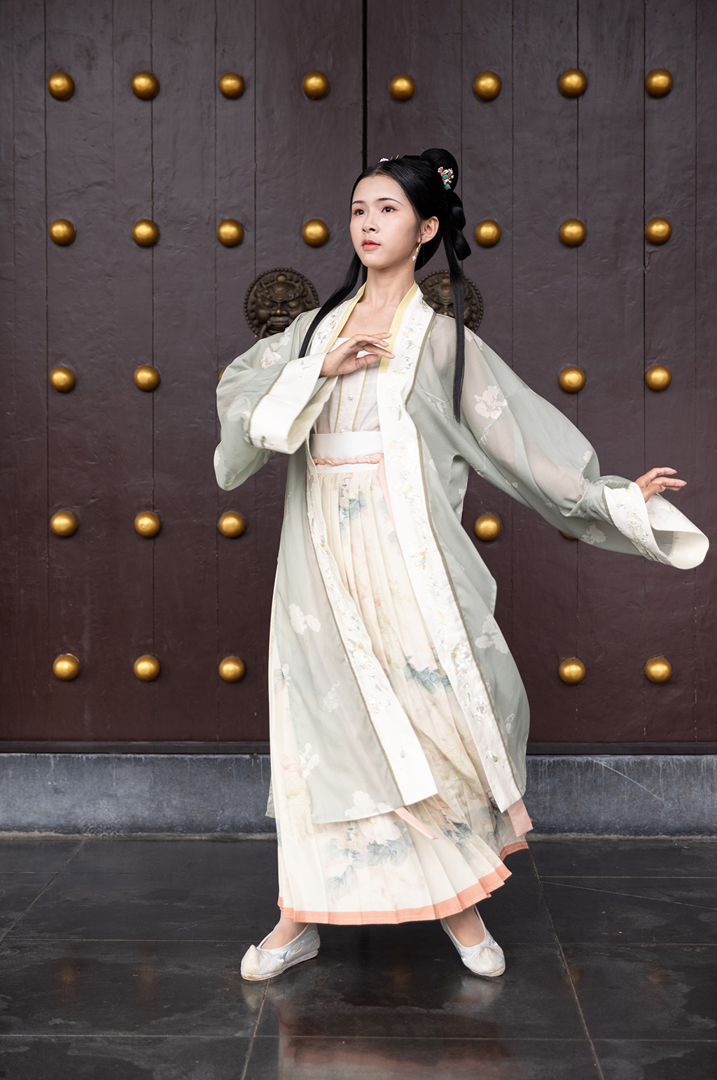 国风青绿古装宋制汉服女性人物摄影图素材