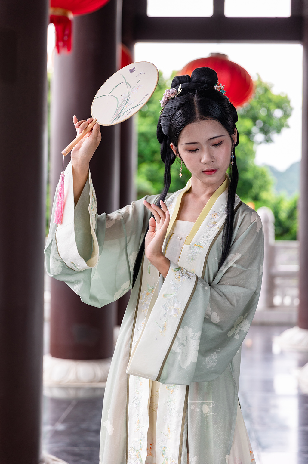 国风宋制汉服女性蒲扇古楼站姿人物摄影图素材