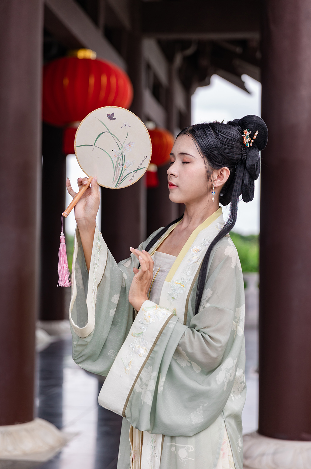 国风宋制汉服女性蒲扇古楼人物摄影图素材