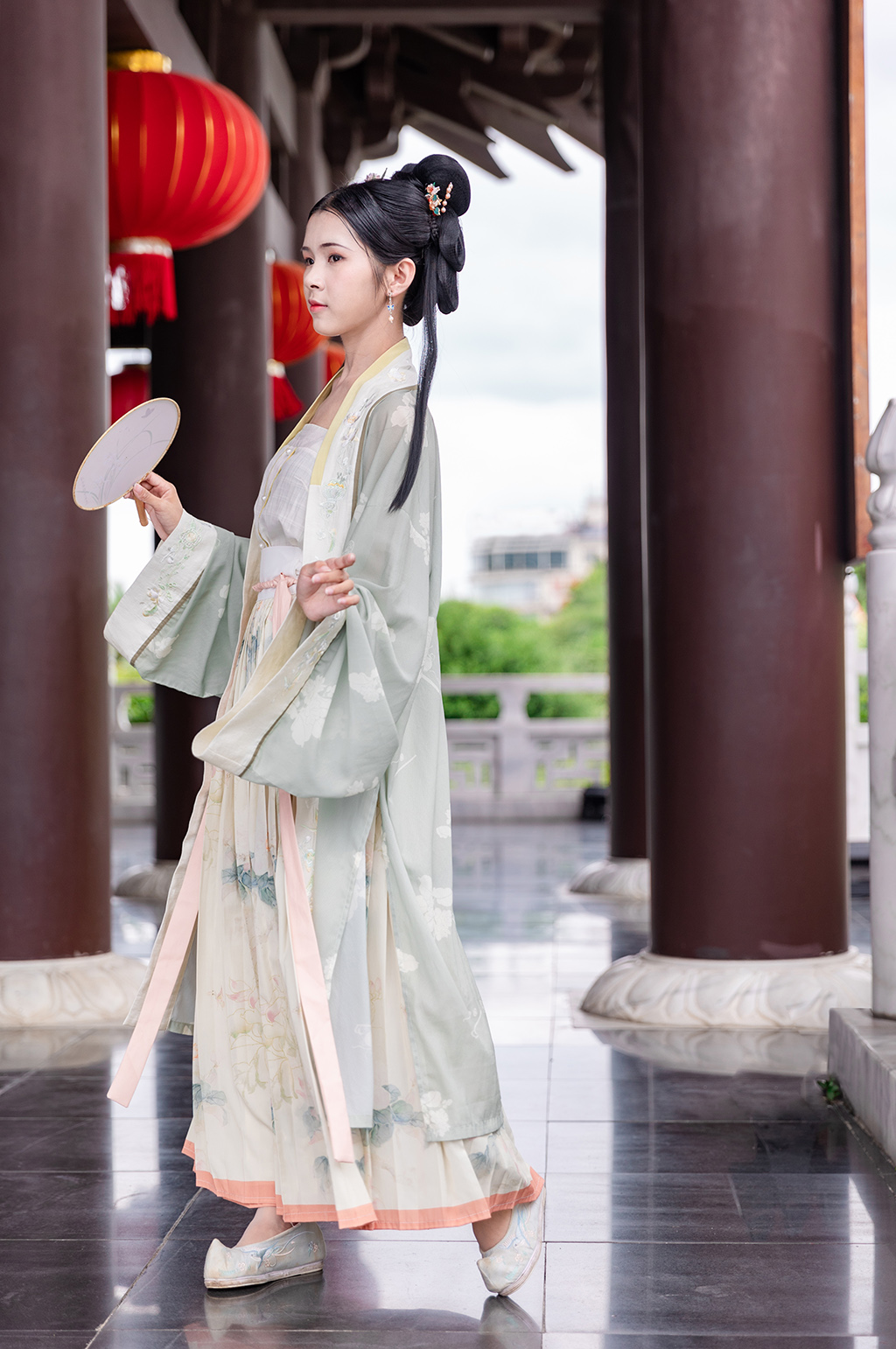 宋制汉服女性蒲扇古楼翩翩起舞人物摄影图素材