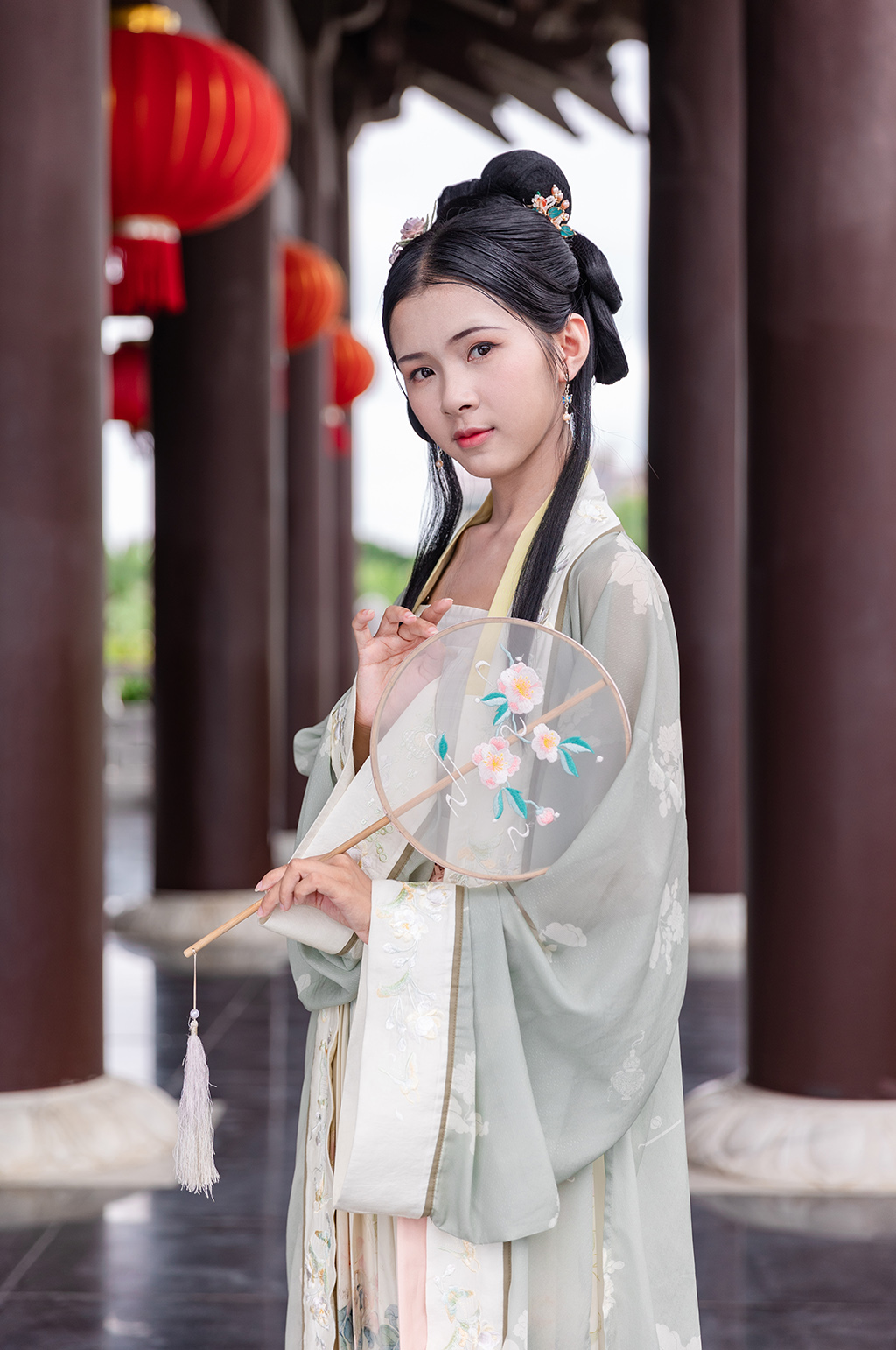 国风宋制汉服女性手拿蒲扇古楼人物摄影图素材