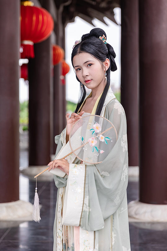 国风宋制汉服女性手拿蒲扇古楼人物摄影图
