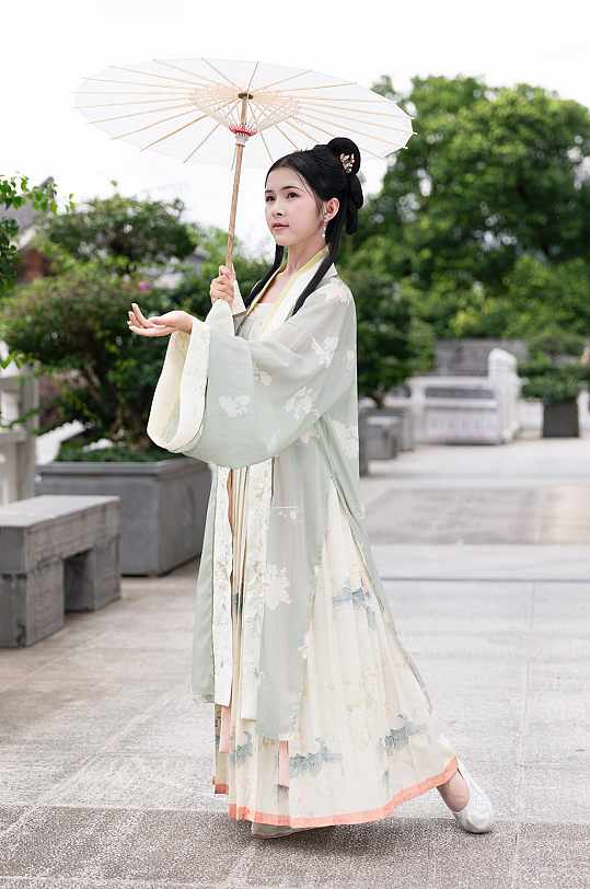 古风宋制汉服女性人物撑伞站姿摄影图