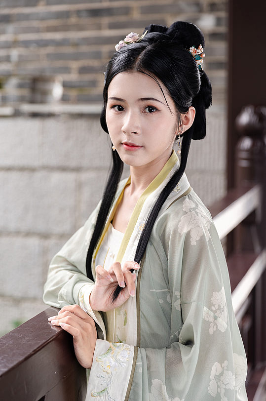 高清淡绿色古装汉服女性人物摄影图
