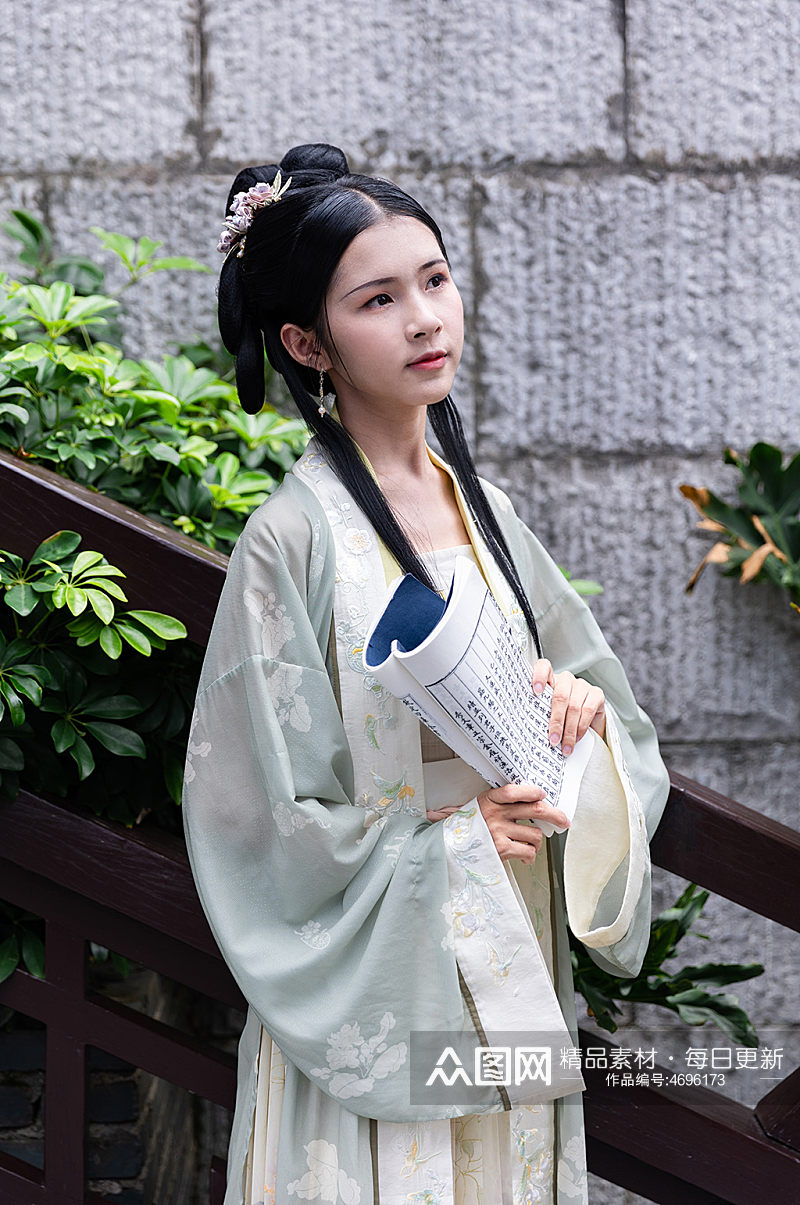 中式古装汉服女性人物手拿书本摄影图素材
