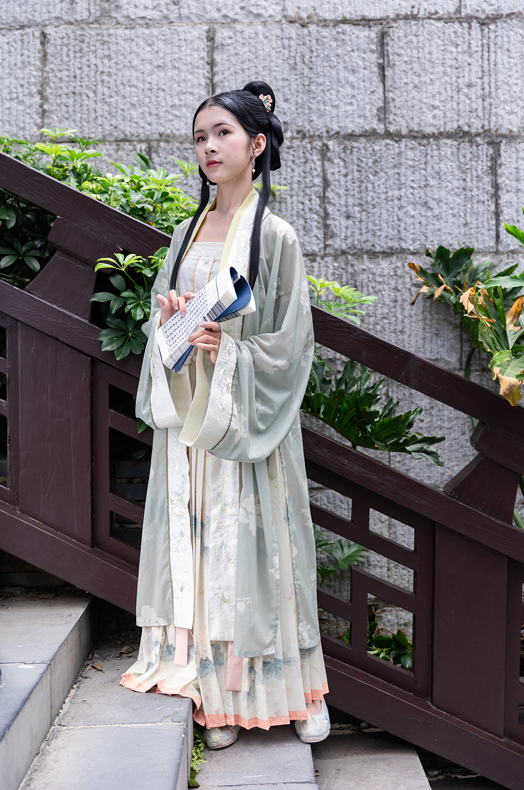 国潮古装汉服女性人物手拿诗词本摄影图素材