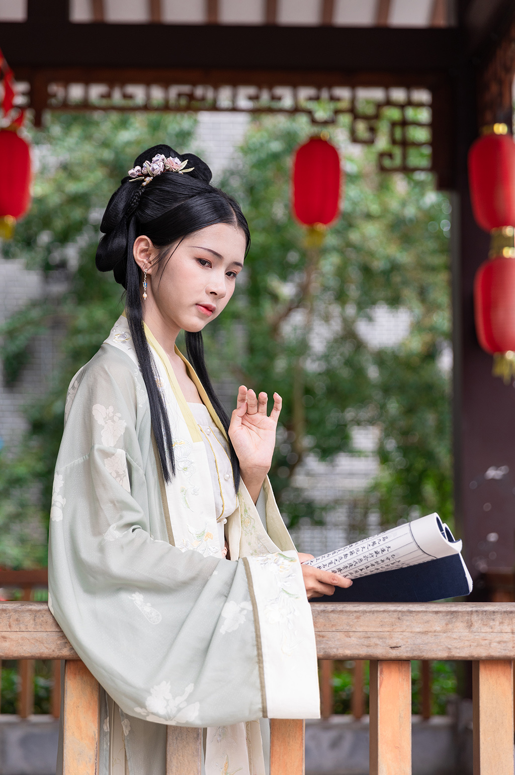 古装汉服女性人物手拿诗词本灯笼摄影图素材