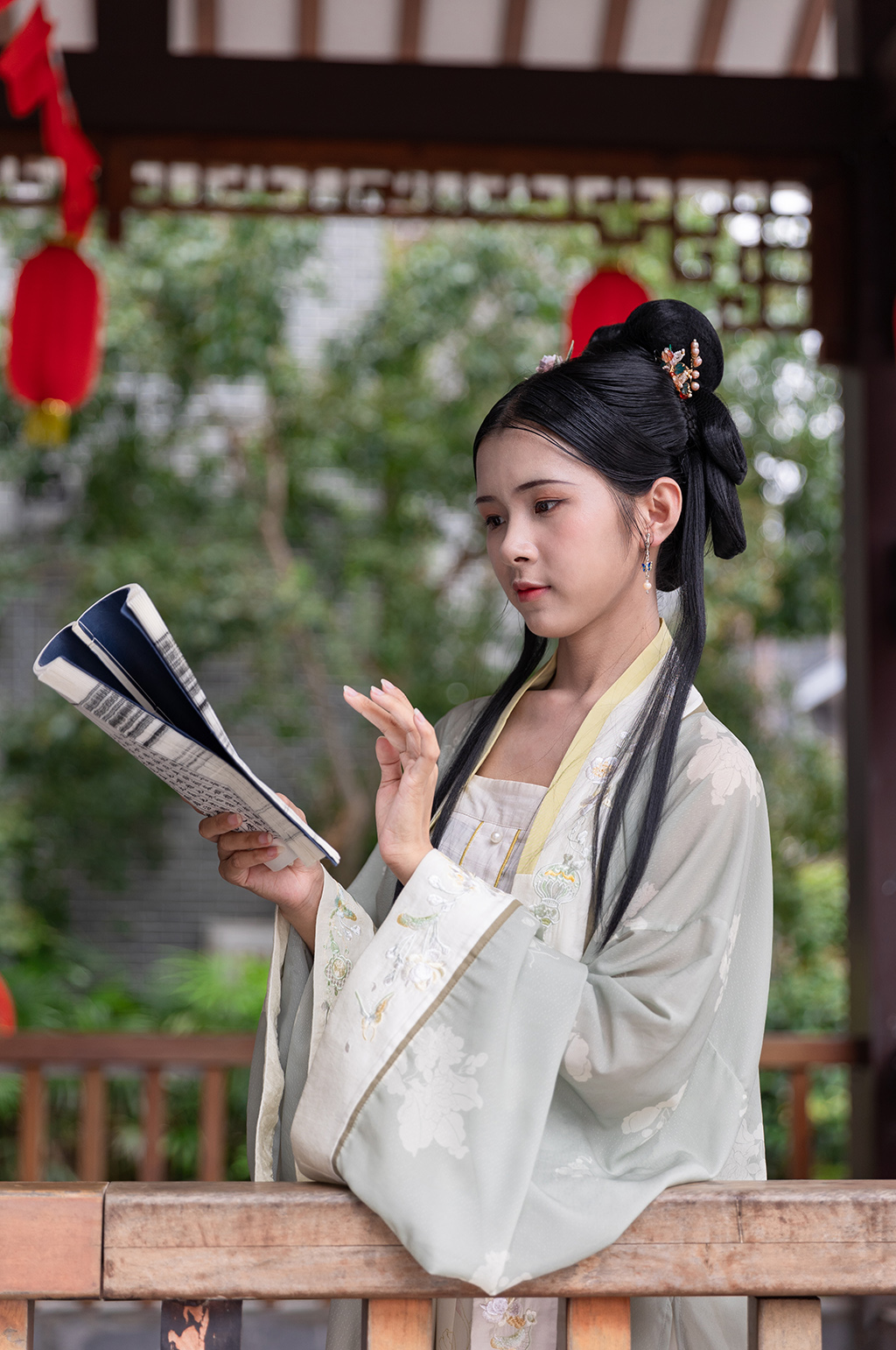 古装汉服女性人物手拿诗词长廊摄影图素材