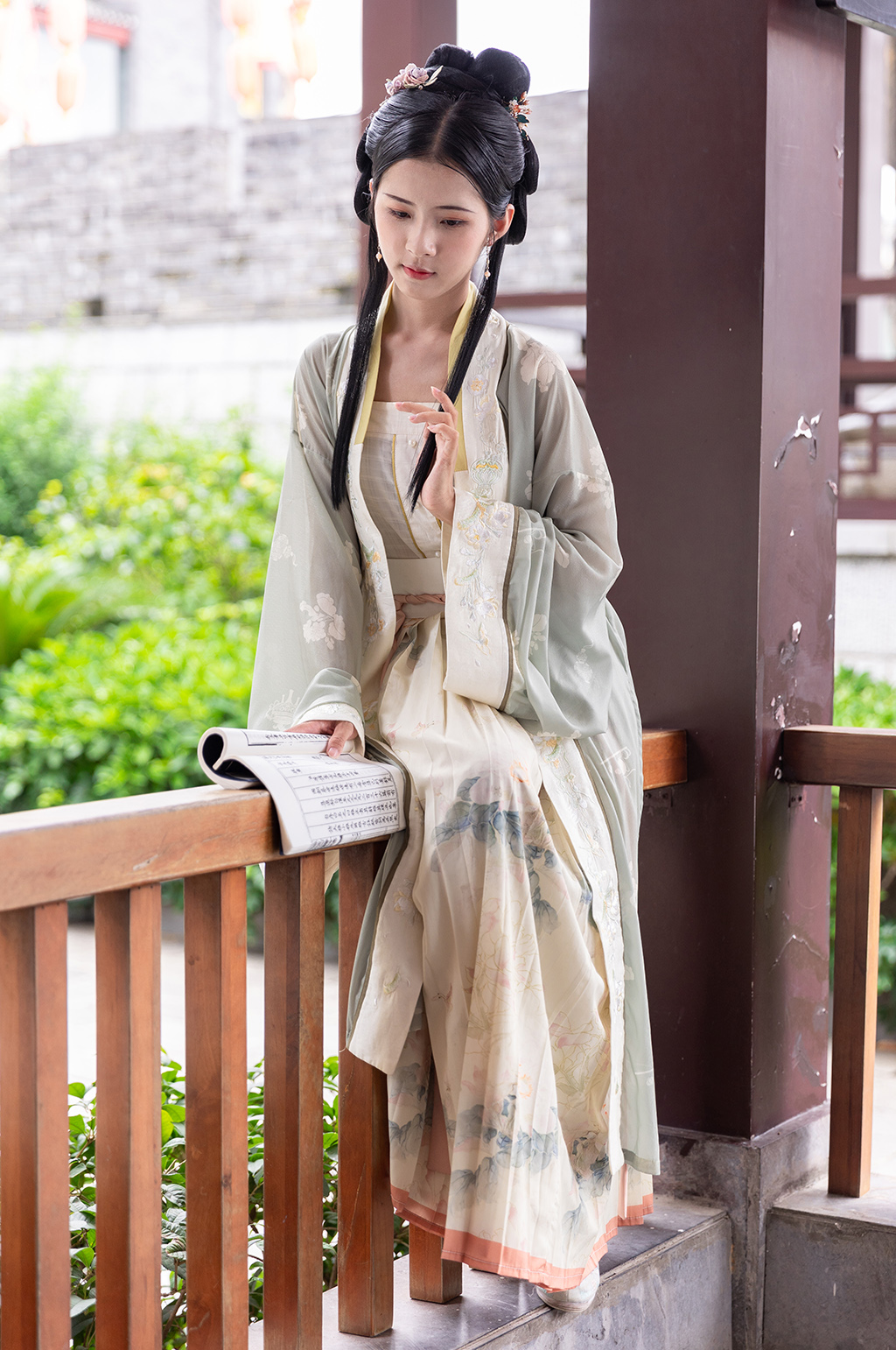 古装汉服女性人物背诗词长廊坐姿摄影图素材