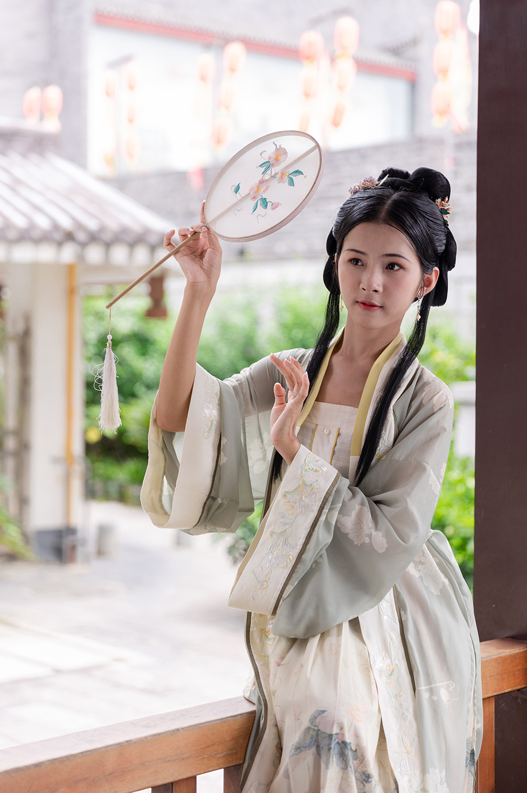 古装汉服女性人物手拿蒲扇坐姿摄影图素材