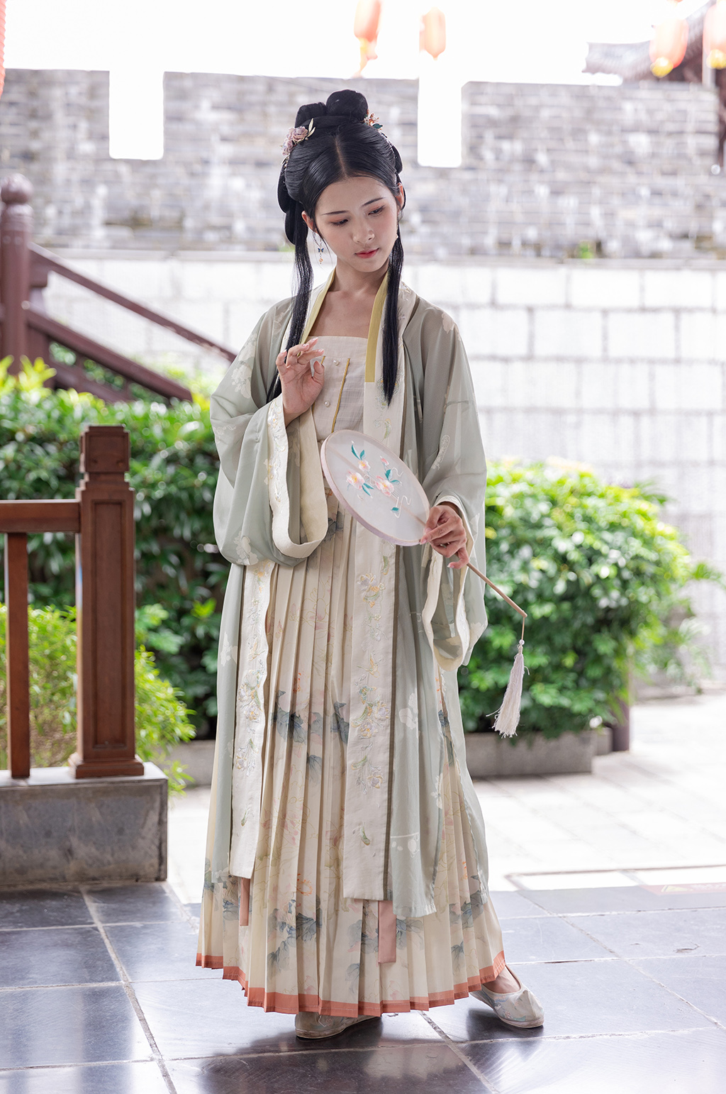 中式古装汉服女性人物手拿蒲扇城墙摄影图素材