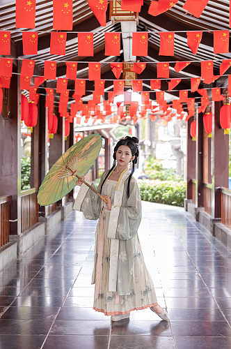 中式古风汉服女性人物撑油纸伞摄影图