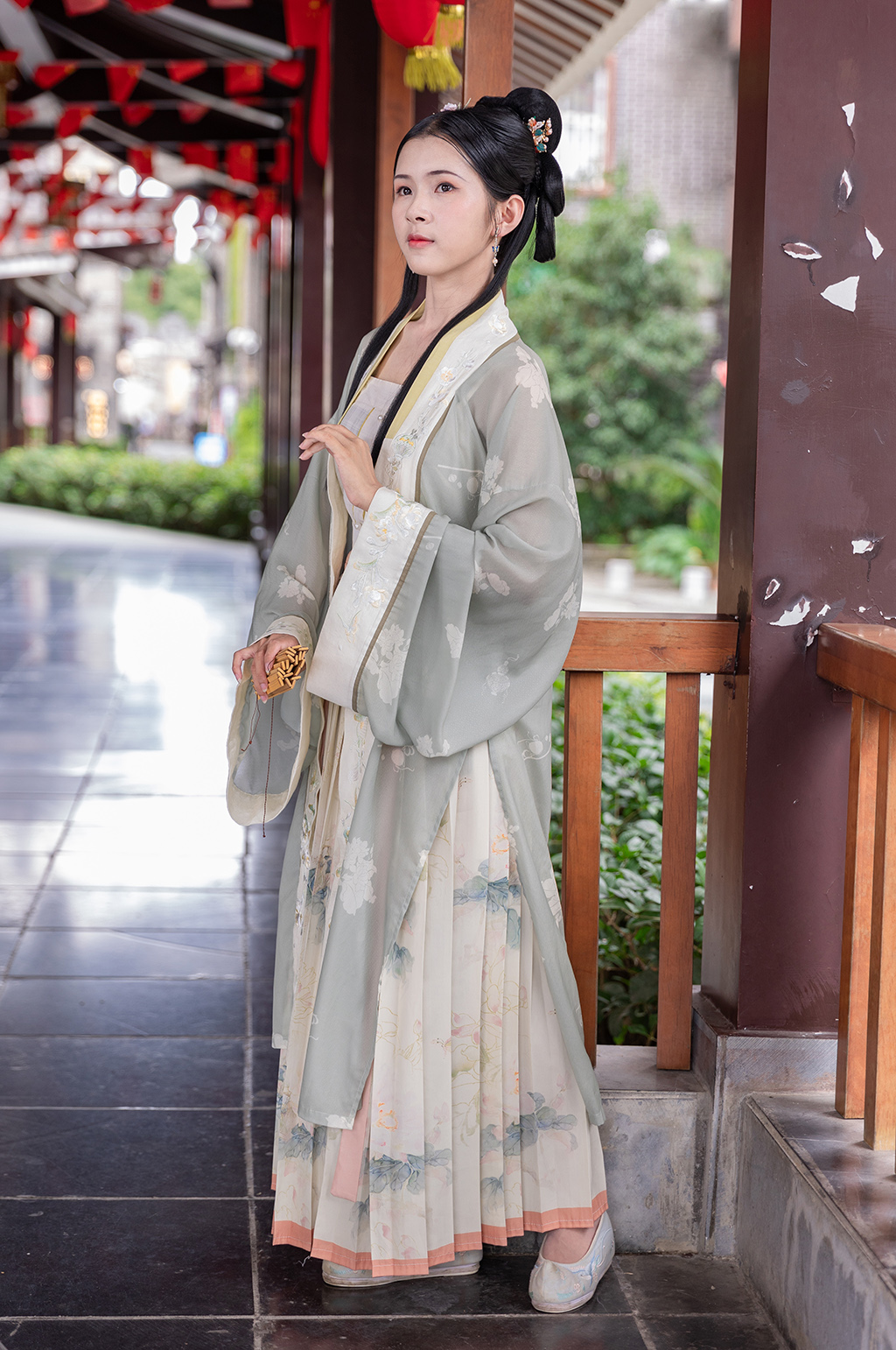 长廊古装汉服女性人物手拿中式竹简摄影图素材