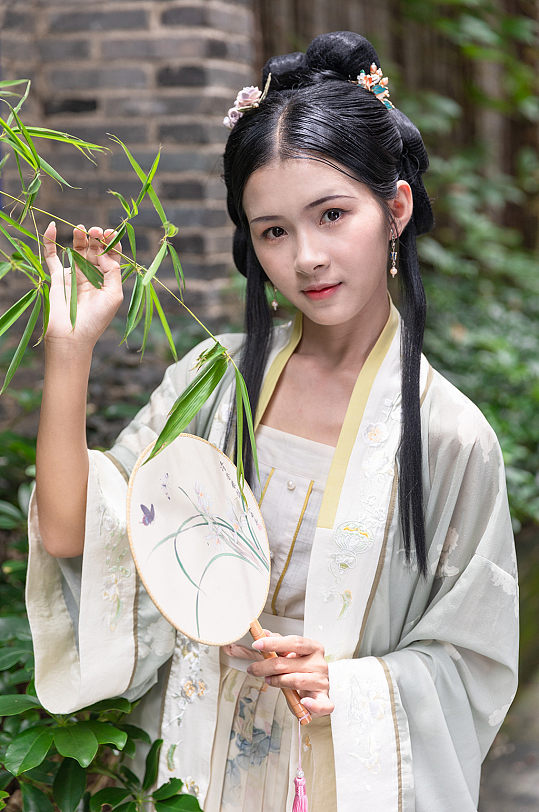 宋制汉服女性人物竹叶手拿蒲扇摄影图