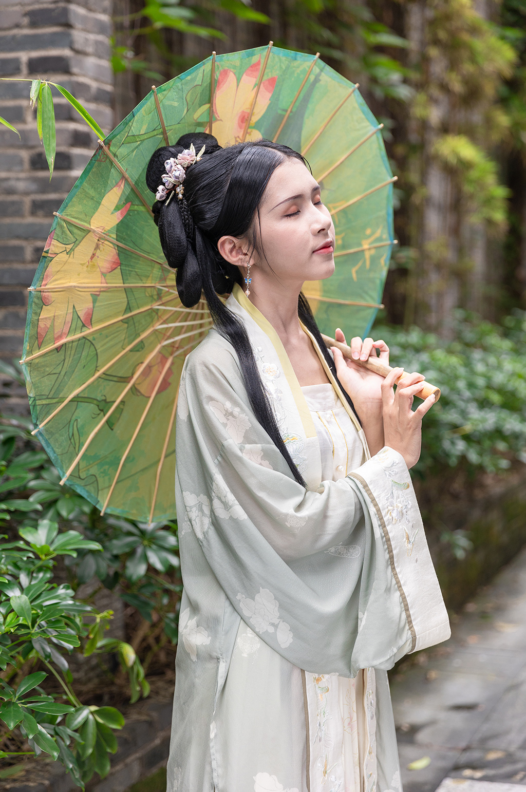 绿色古风汉服女性人物撑油纸伞摄影图素材