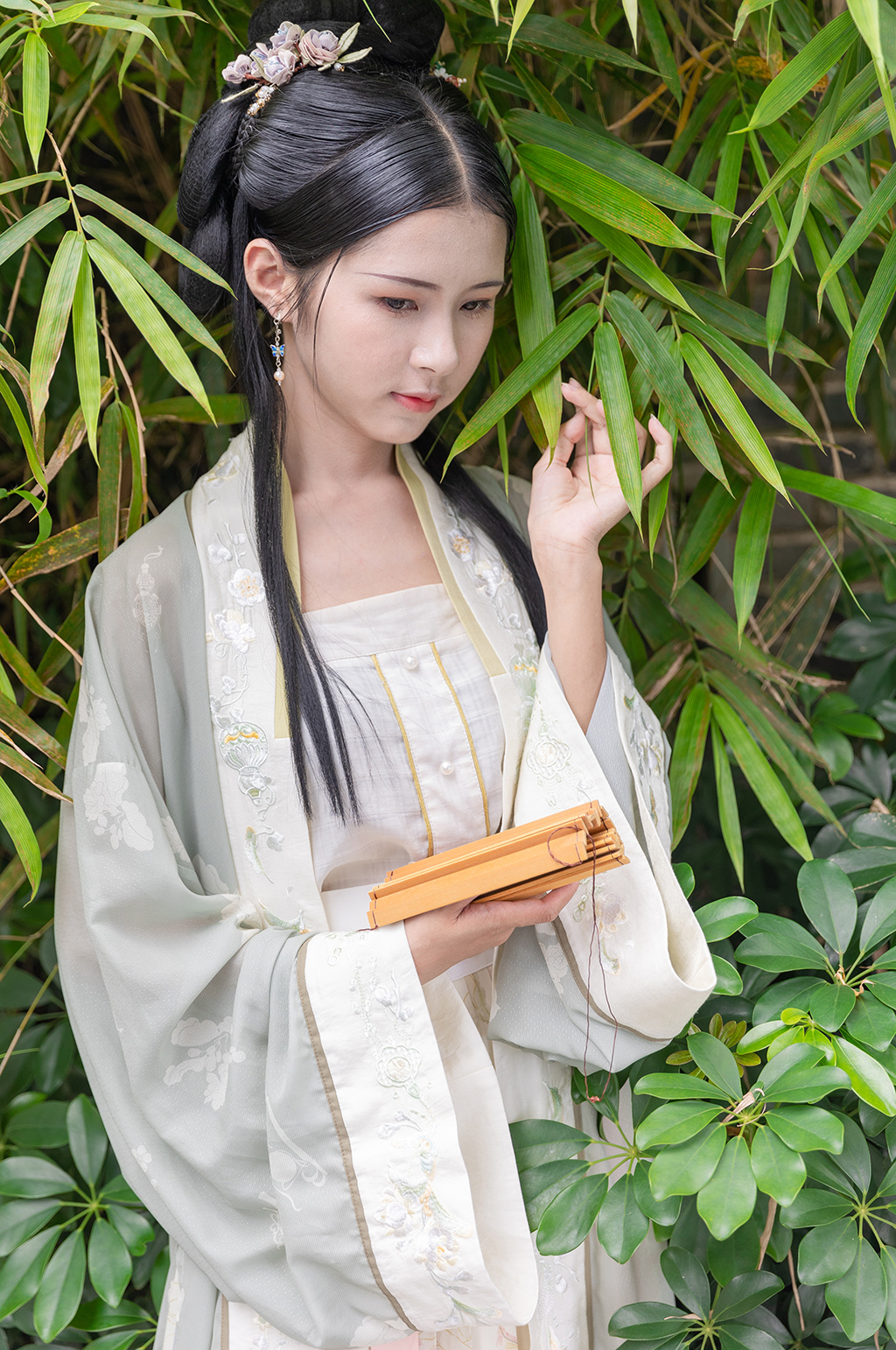 国风宋制汉服女性手拿竹简竹叶人物摄影图素材