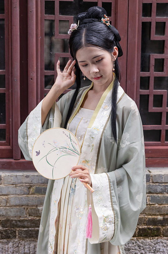 古装淡绿汉服女性人物手拿刺绣蒲扇摄影图