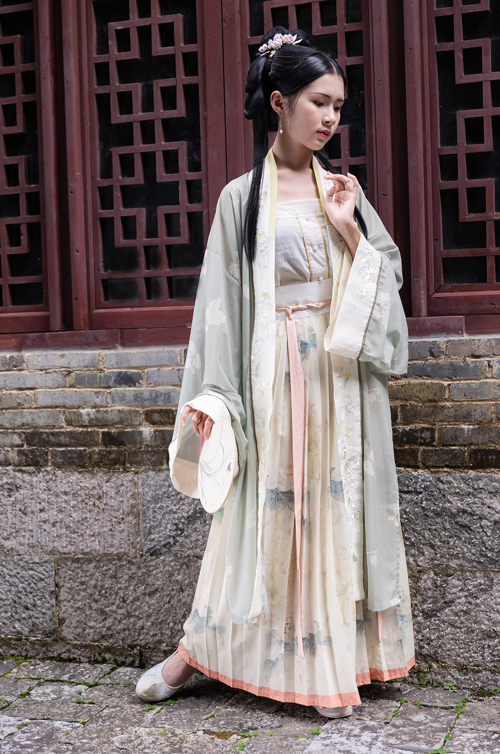 国风淡雅古风汉服女性人物站姿摄影图素材