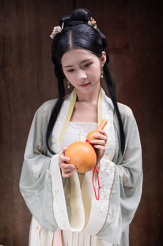 淡雅中式古装汉服女性手拿葫芦人物摄影图