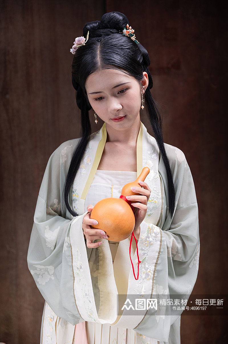 淡雅中式古装汉服女性手拿葫芦人物摄影图素材