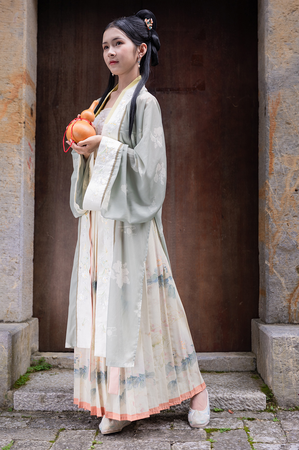淡雅古装汉服女性手拿葫芦人物摄影图素材