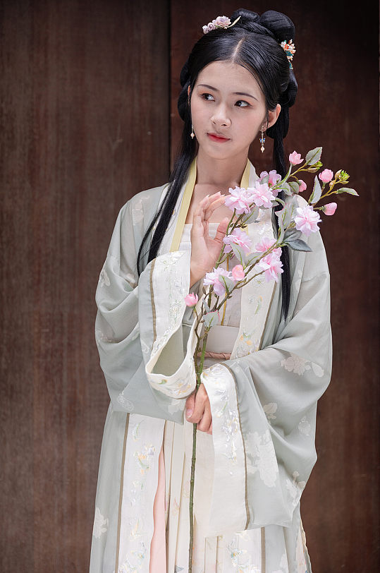 高清国风古装汉服女性手拿鲜花人物摄影图