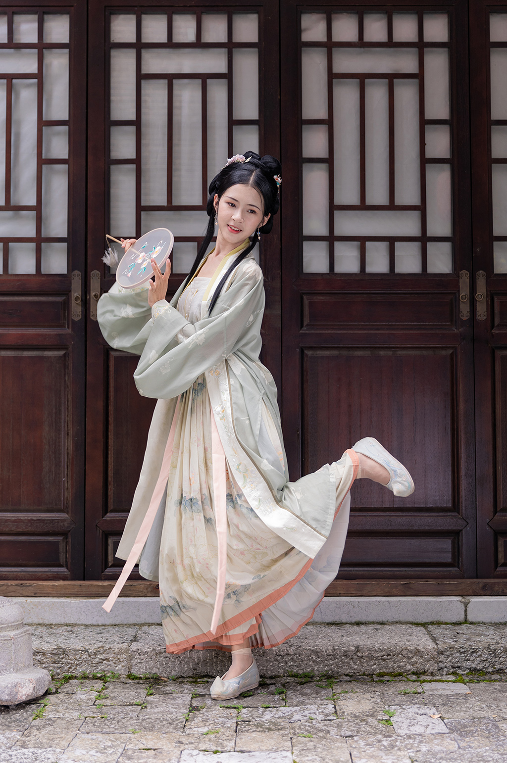 飘逸古装汉服女性手拿蒲扇舞蹈人物摄影图素材