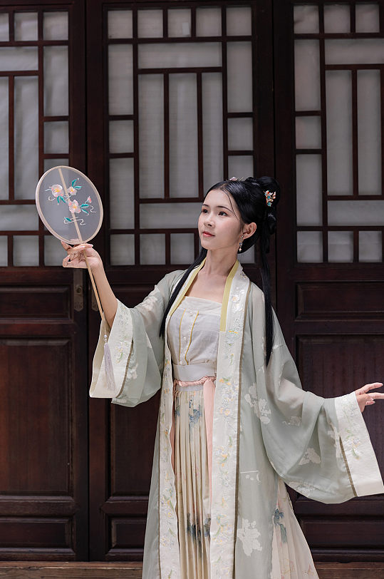 古装汉服女性手拿蒲扇舞蹈人物摄影图