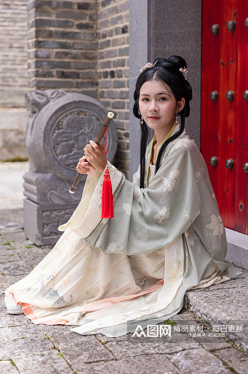 中式古装汉服女性手拿坐姿横笛人物摄影图素材