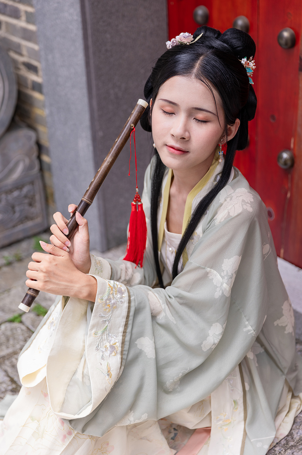 中式古装汉服女性手拿坐姿横笛人物摄影图素材