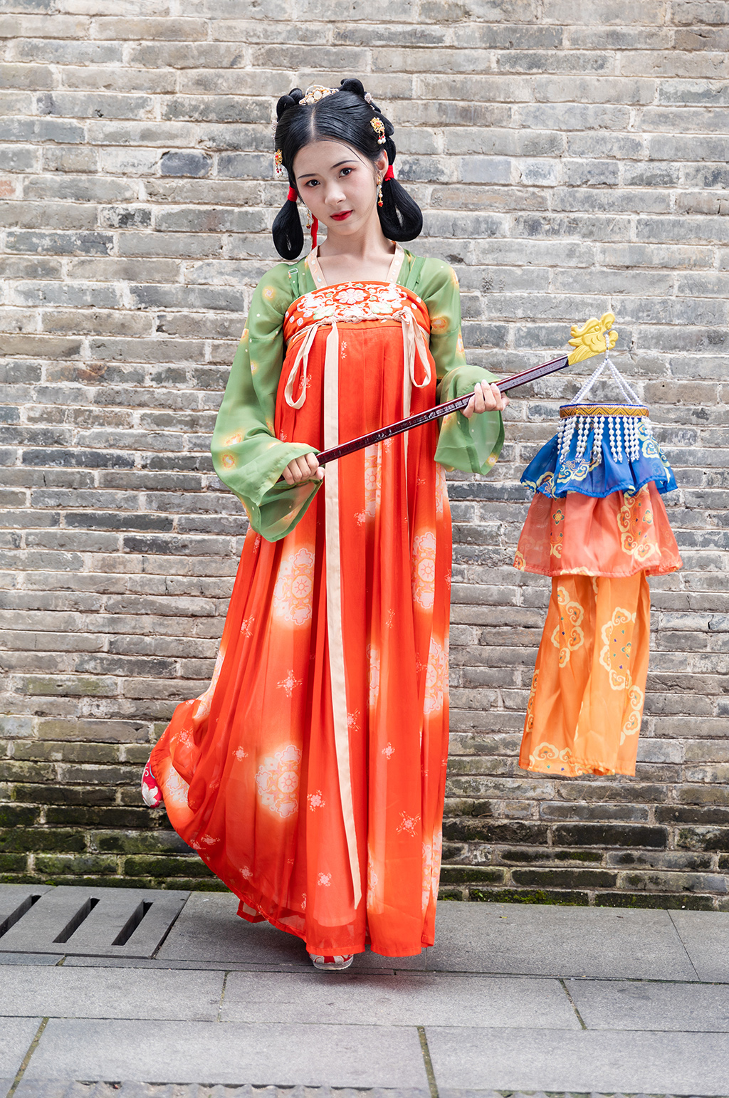 开心唐制古装汉服女性手拿绛纱灯人物摄影图素材