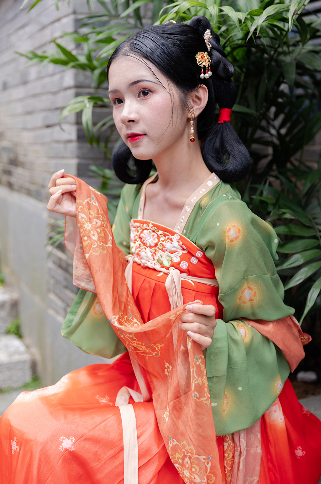可爱唐制汉服女性手拿披帛坐姿人物摄影图素材