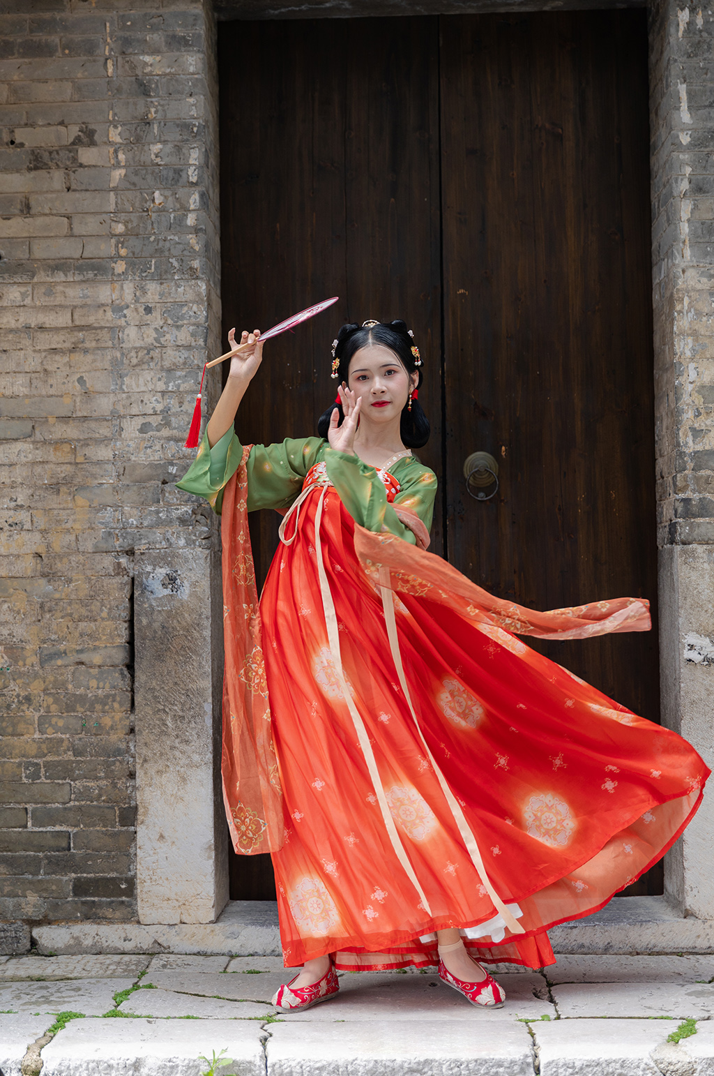 飘逸披帛唐制汉服女性舞蹈蒲扇人物摄影图素材
